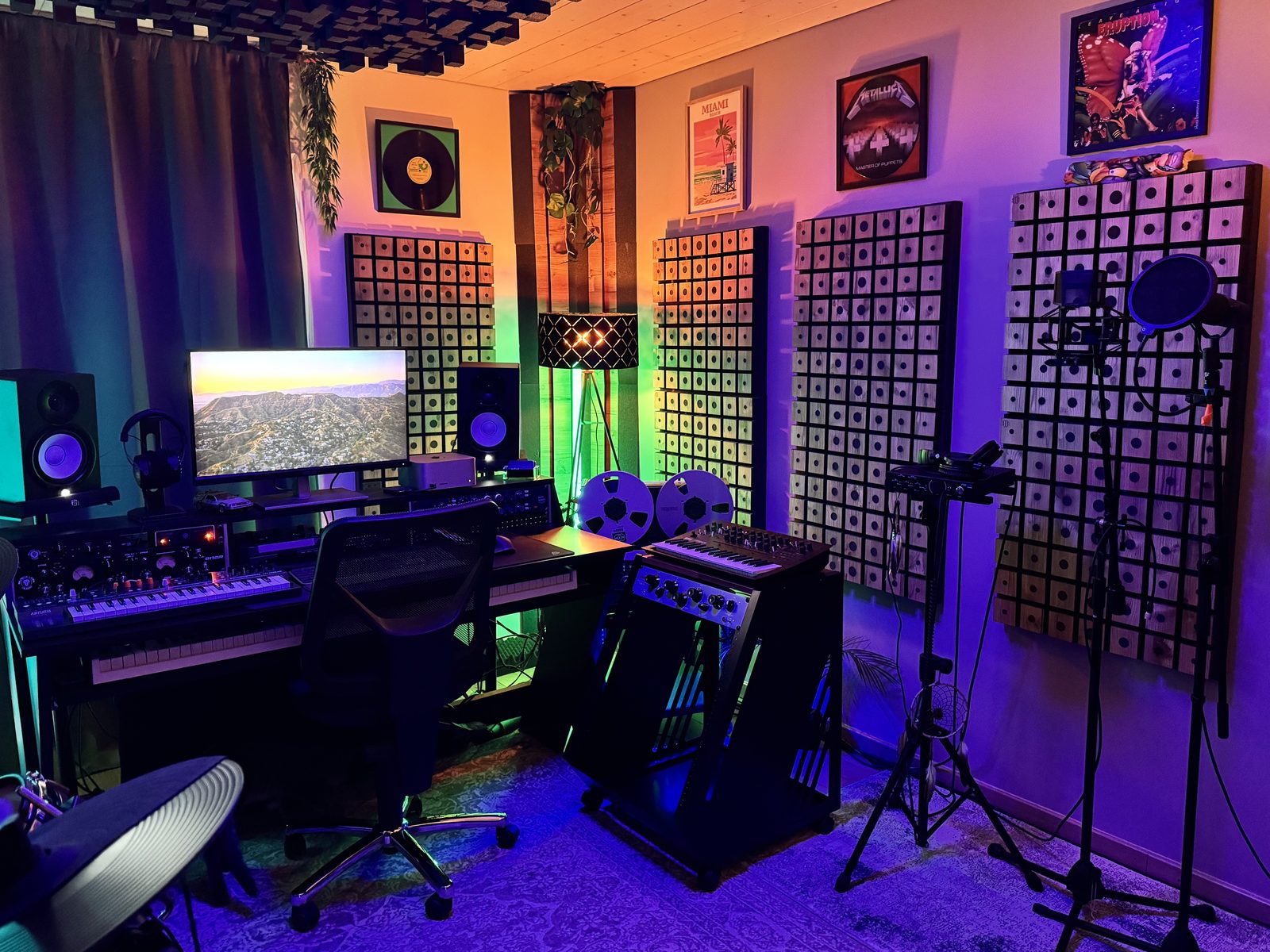 Le studio ValProd, rack analogique, panneaux acoustiques et ambiance lumineuse